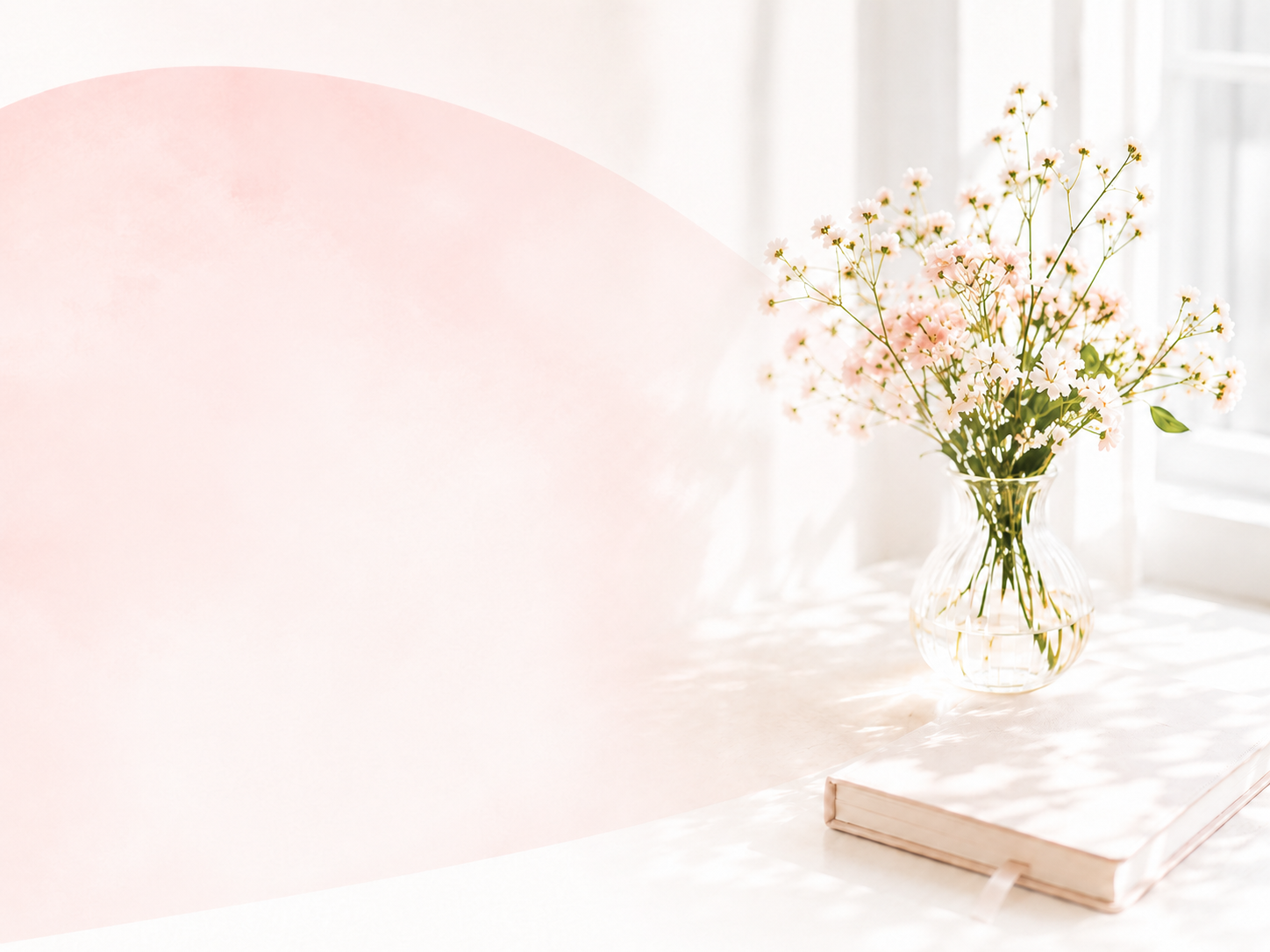 花瓶の花とノートが置かれた明るい室内